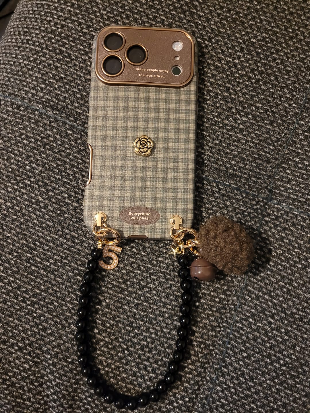 Customer photo review of Vintage Ekose Ponpon Askılı iPhone Kılıfı