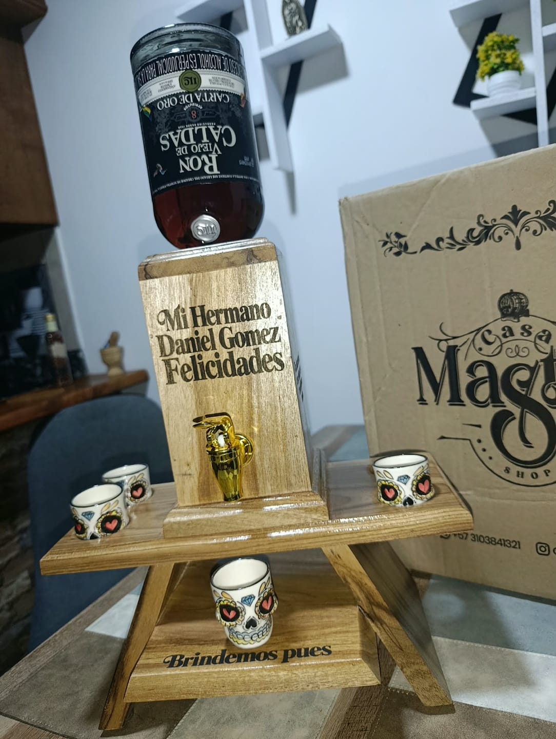Customer photo review of Dispensador de licor Premium - Porta copas incluido
