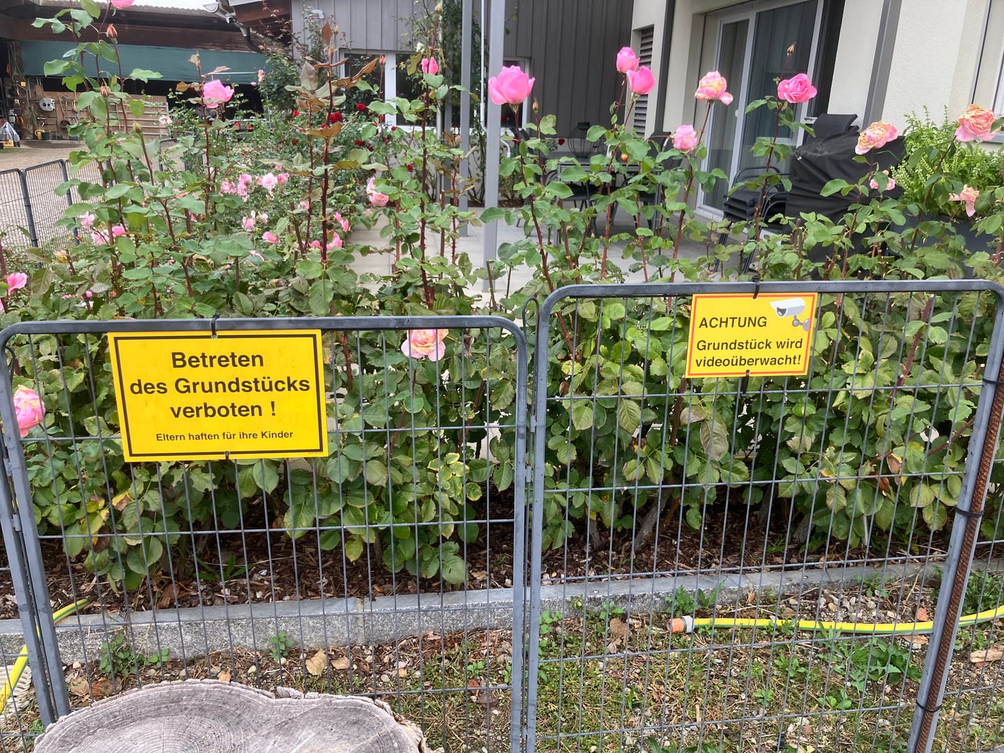 Customer photo review of Videoüberwachung Schild  ACHTUNG Grundstück Wird Videoüberwacht aus 3 mm starkem Alu-Verbund (UV- und wetterfest)