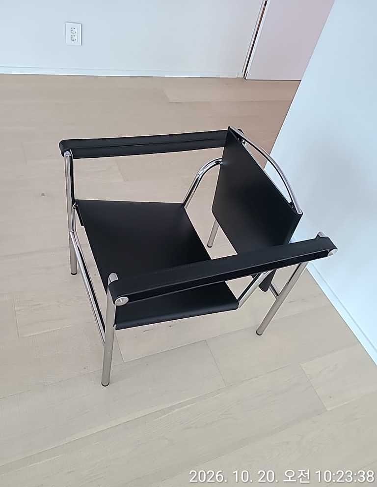 Customer photo review of LC1 - 1 Fauteuil dossier basculant 레더 암체어