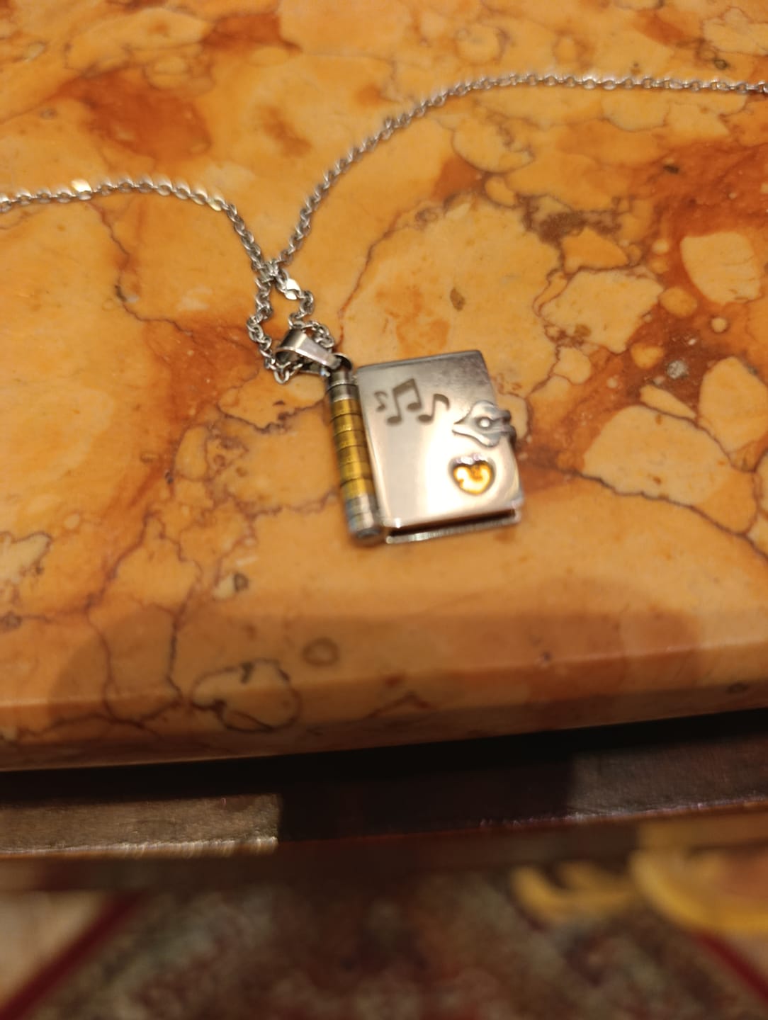 Customer photo review of Portachiavi/Collana Book ~ Frase Canzone Più Bella Cosa Non C'è...