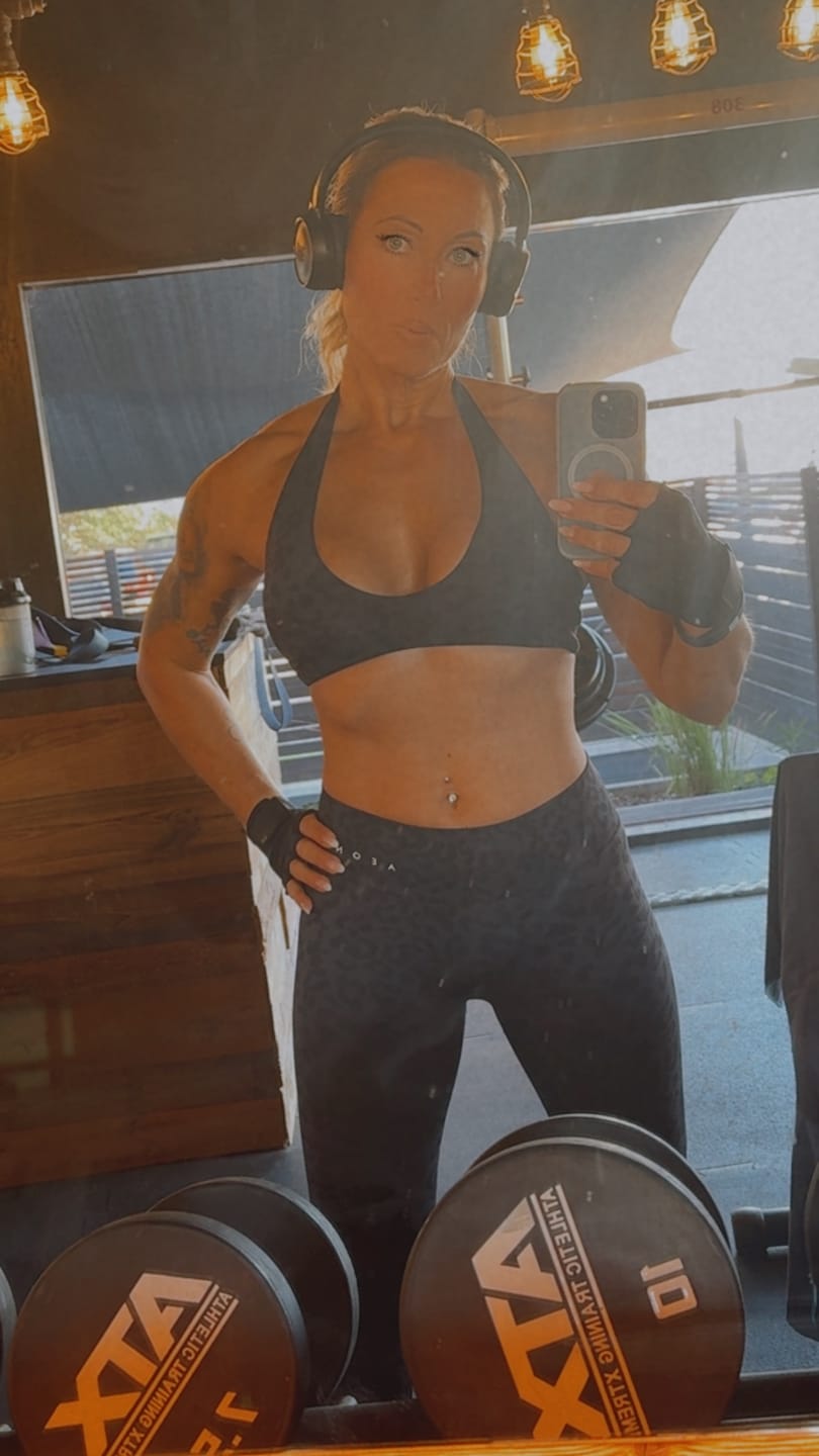 Customer photo review of MOTION MID WAIST SCRUNCH LEGGINGS V2