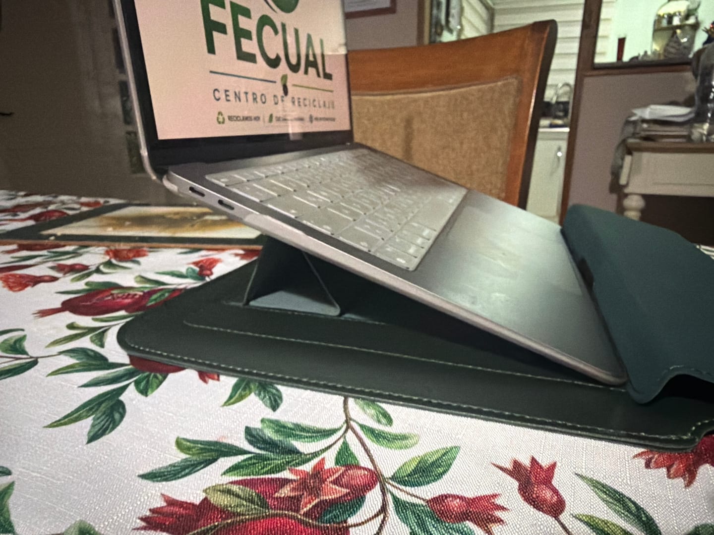 Customer photo review of Funda Notebook Smart Workstation