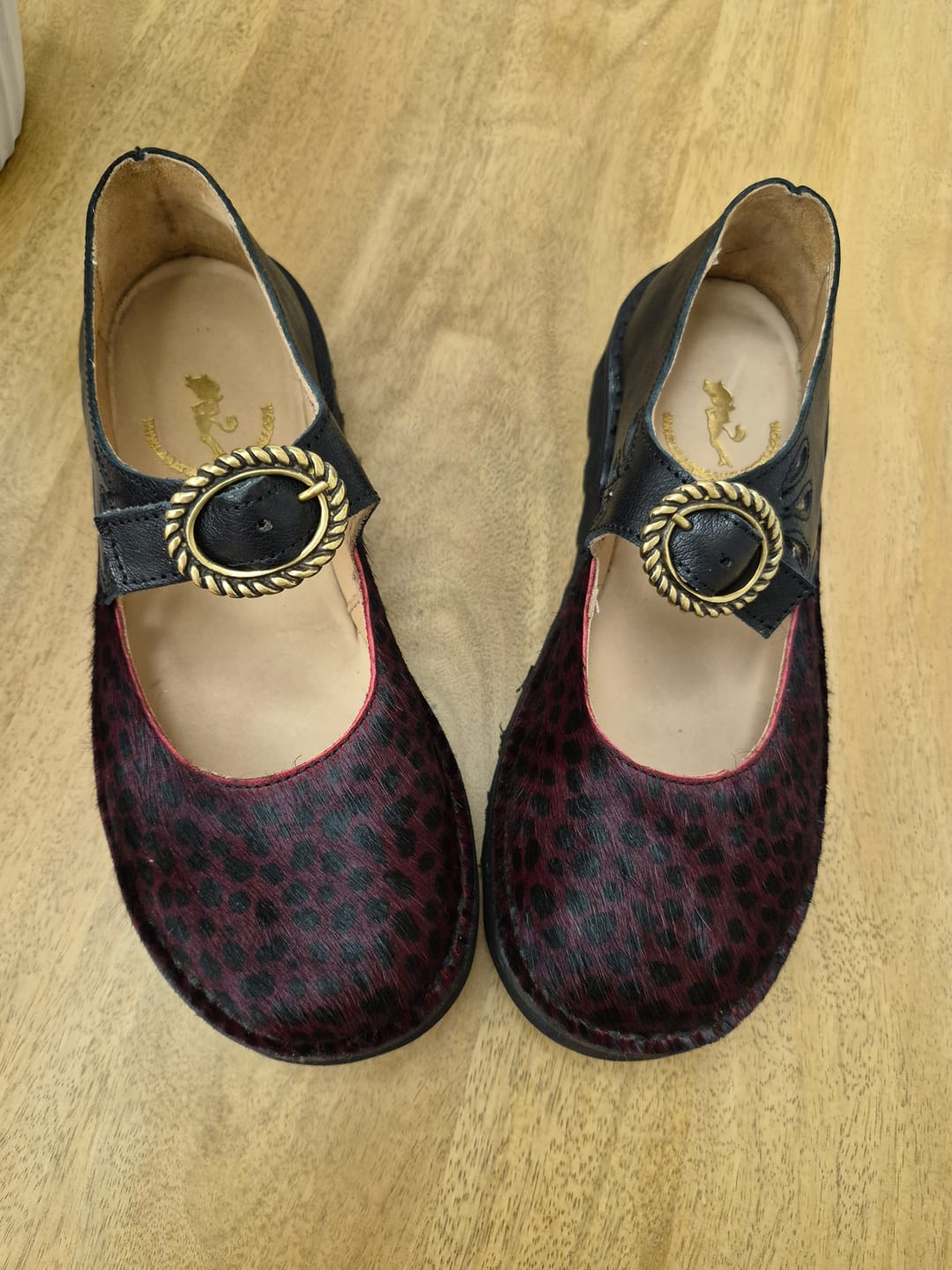 Customer photo review of Sgaia Pony Wine scarpa bassa in pelle nera e cavallino rosso suola in vibram artigianale toscana