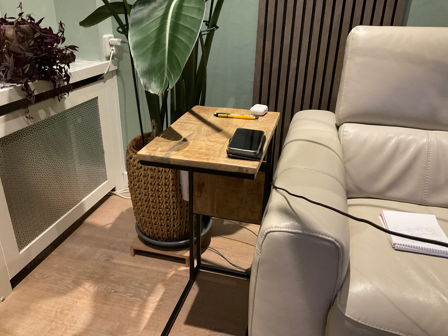 Customer photo review of Bijzettafel Britt voor over de bank | Mangohout en Staal | 45x29x69cm