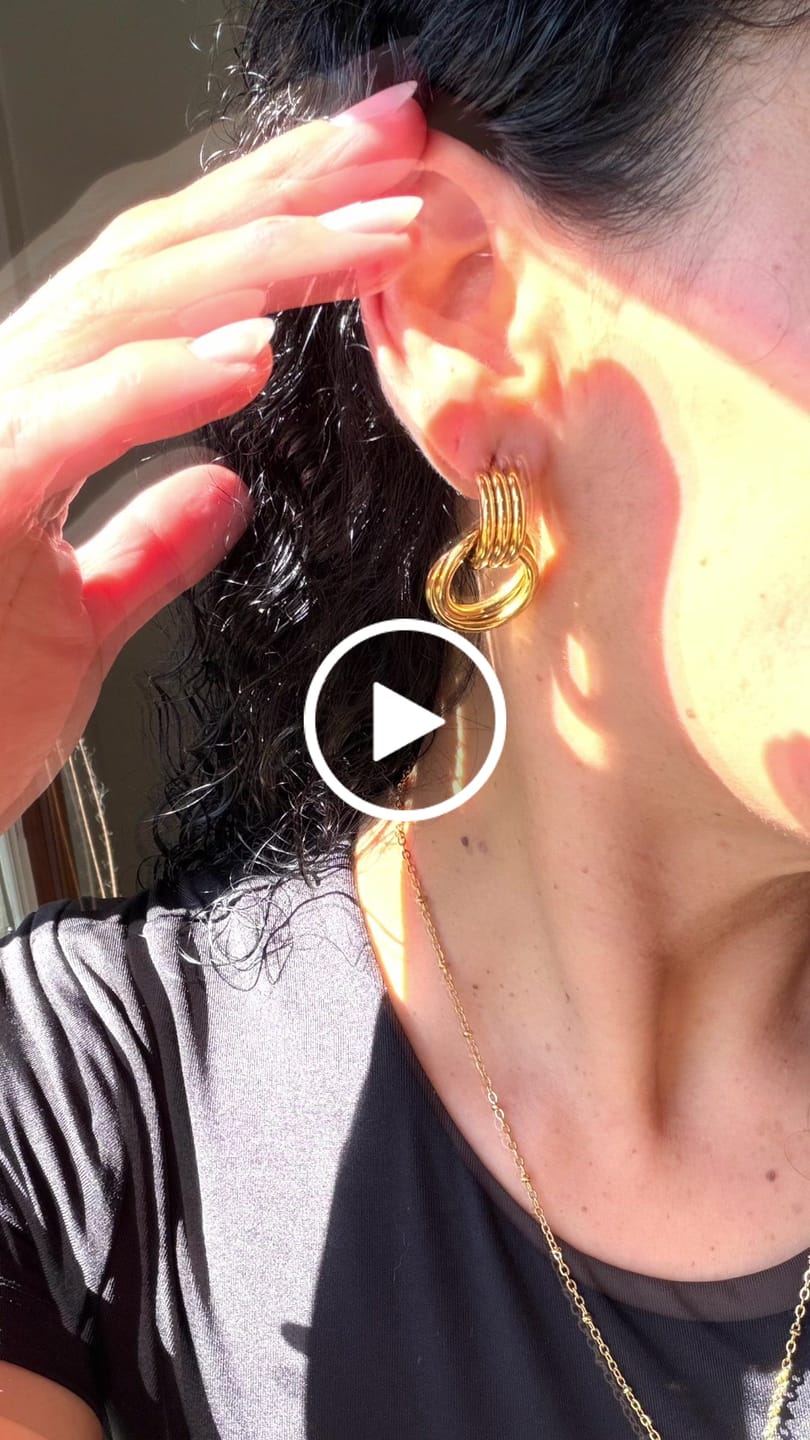 Customer video review of Bubble Letter Initial Necklace (Bundle)