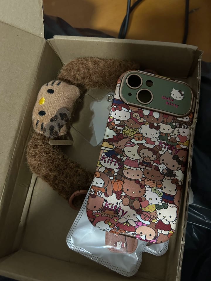 Customer photo review of Kahverengi Hello Kitty Tasarım Peluş Askılı iPhone Kılıfı