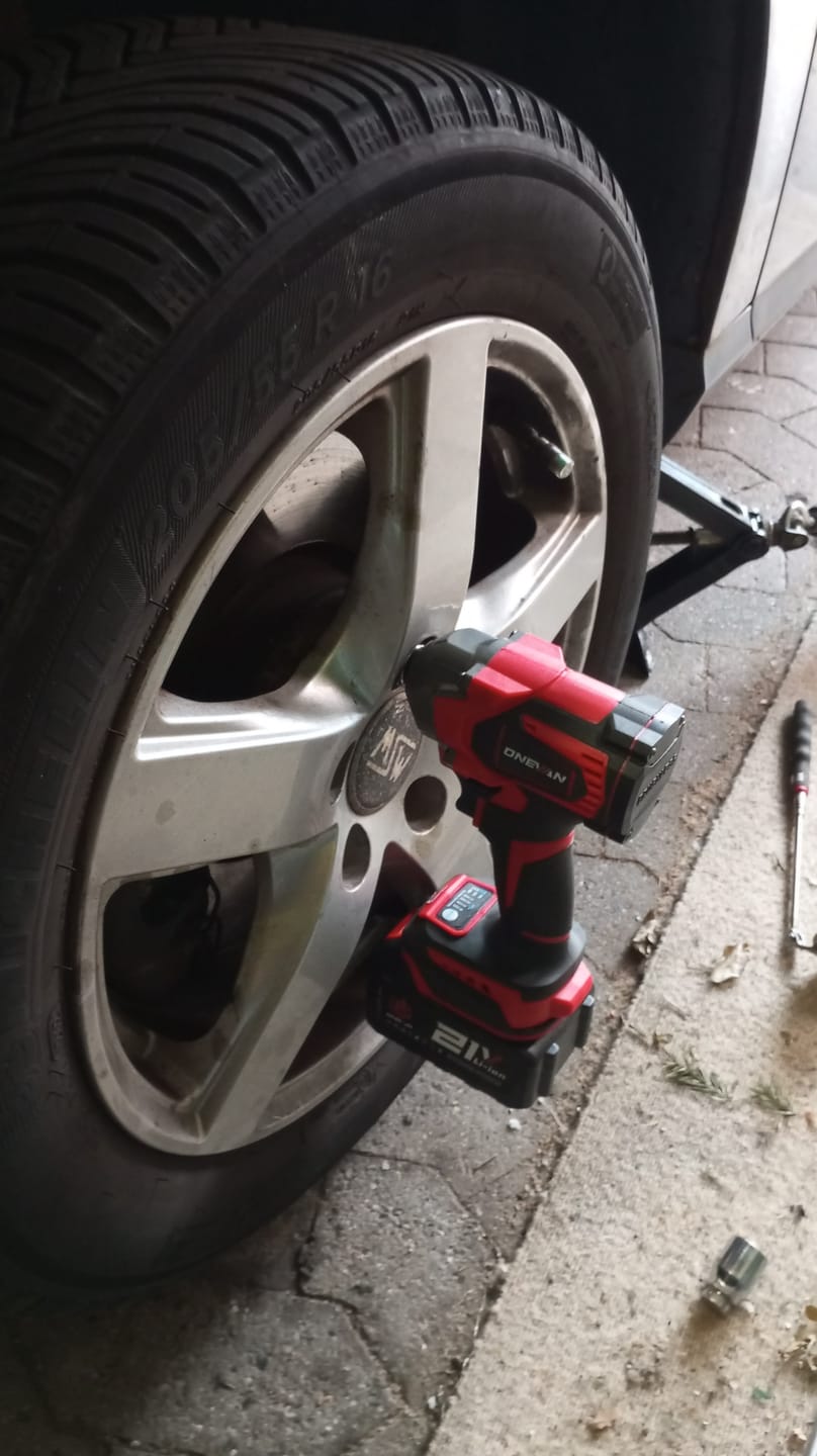 Customer photo review of ONEVAN 1/2" 1200N·m Brushless Cordless Impact Wrench | For Makita 18V Battery