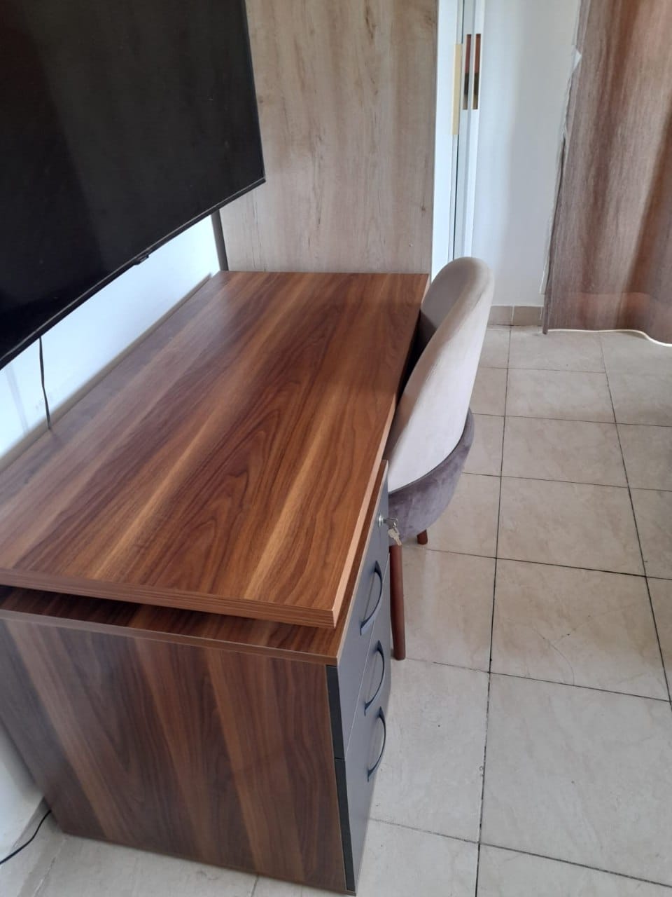 Customer photo review of مكتب موظف خشب MDF اسباني - CEM-169