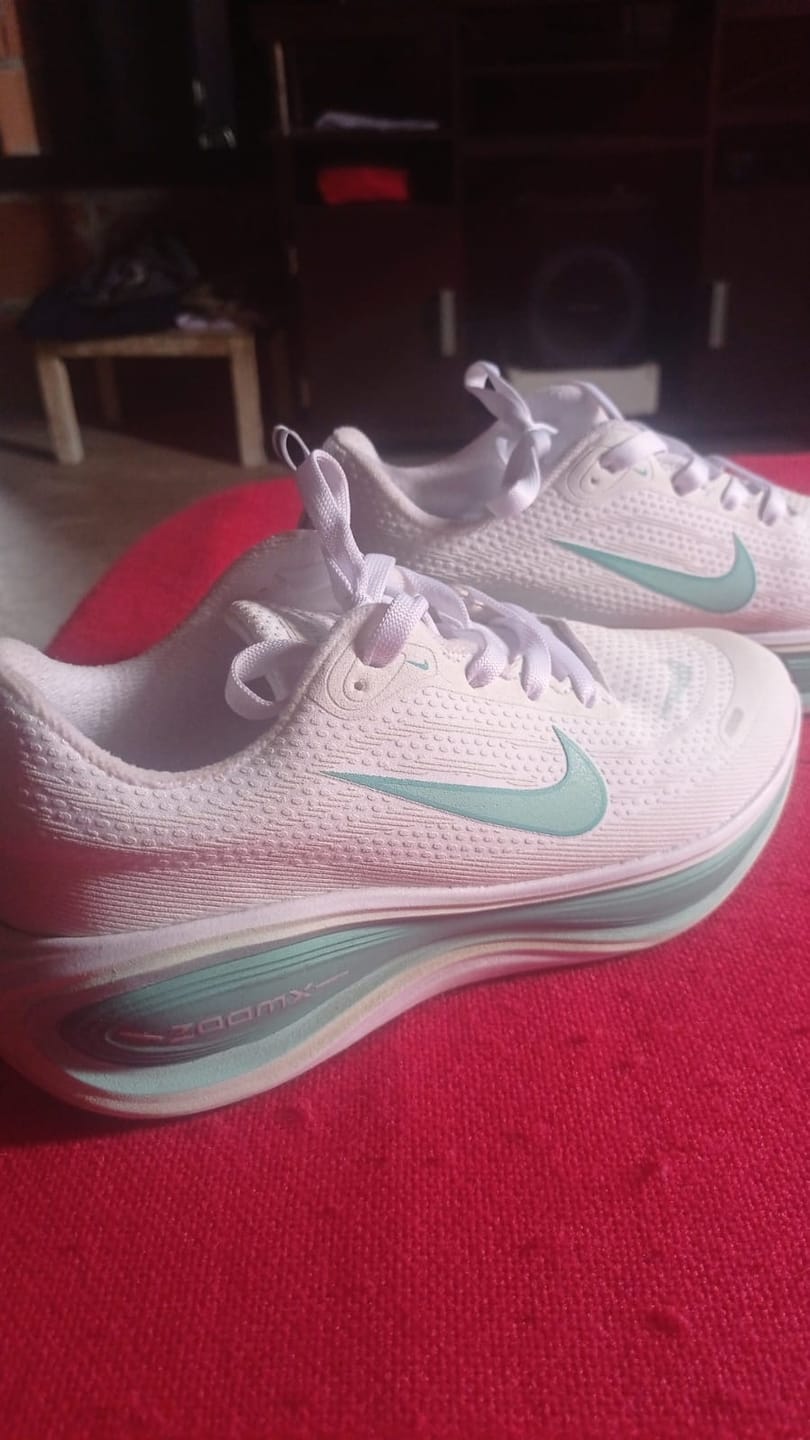 Customer photo review of NIKE VOMERO PLUS - DAMA