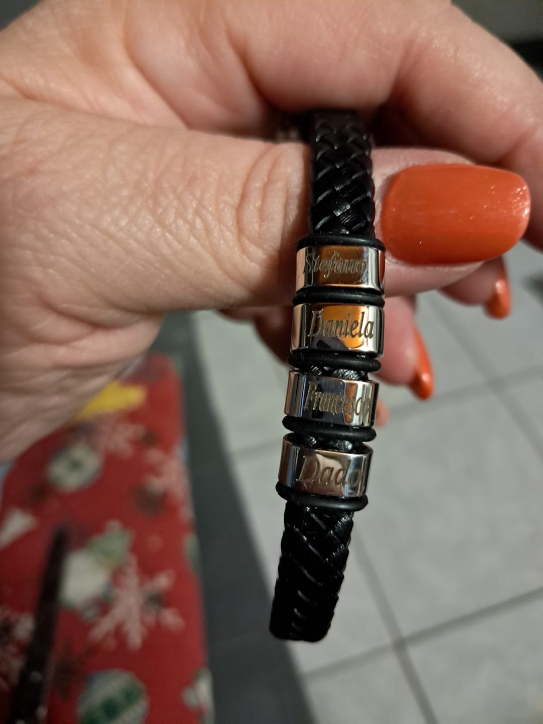 Customer photo review of Bracciale Papà Personalizzato con Nomi – Pelle Intrecciata Nera & Acciaio