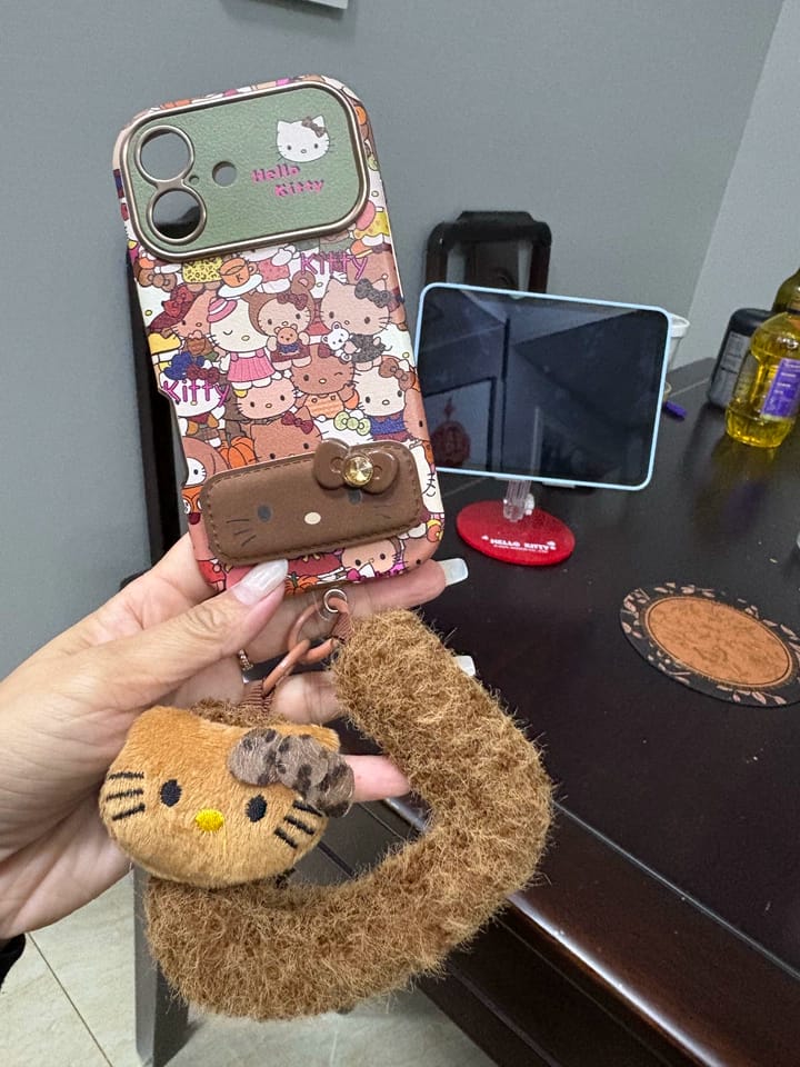 Customer photo review of Kahverengi Hello Kitty Tasarım Peluş Askılı iPhone Kılıfı