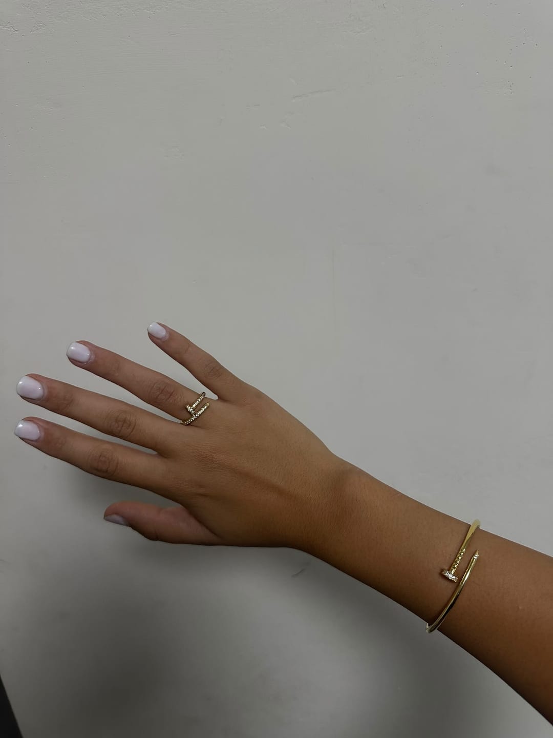 Customer photo review of צמיד אלגנטי מסמר בגוון גולד משובץ חצי זירקונים נוצצים — JEWELLUXE™