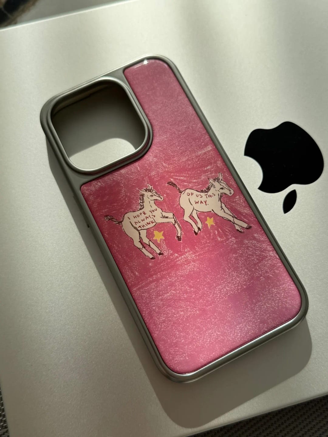 Customer photo review of 2026 Düğmeli Trend Case İphone Gri ve pembe çizgili Hello Kitty