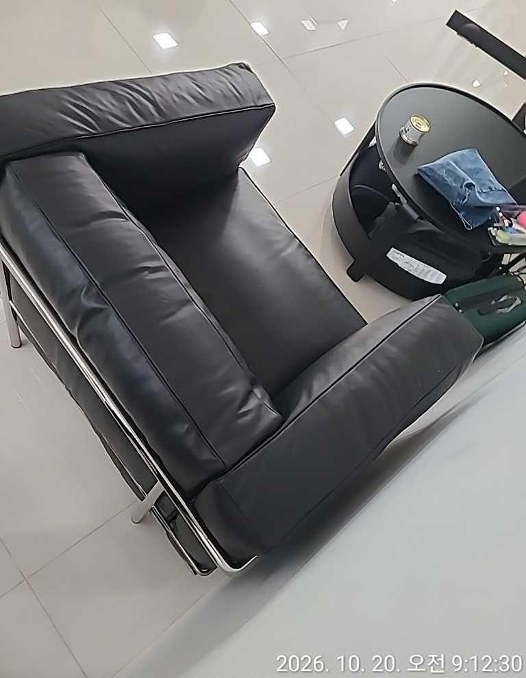 Customer photo review of LC3 - 레더 암체어
