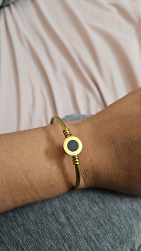 Customer photo review of Melinda Gold Rotatable Bangle