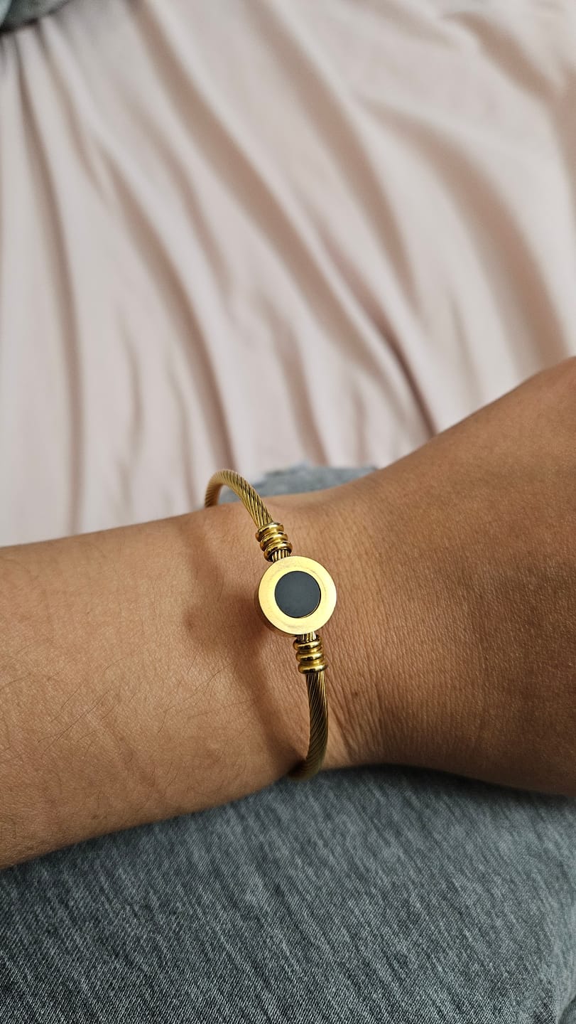 Customer photo review of Melinda Gold Rotatable Bangle