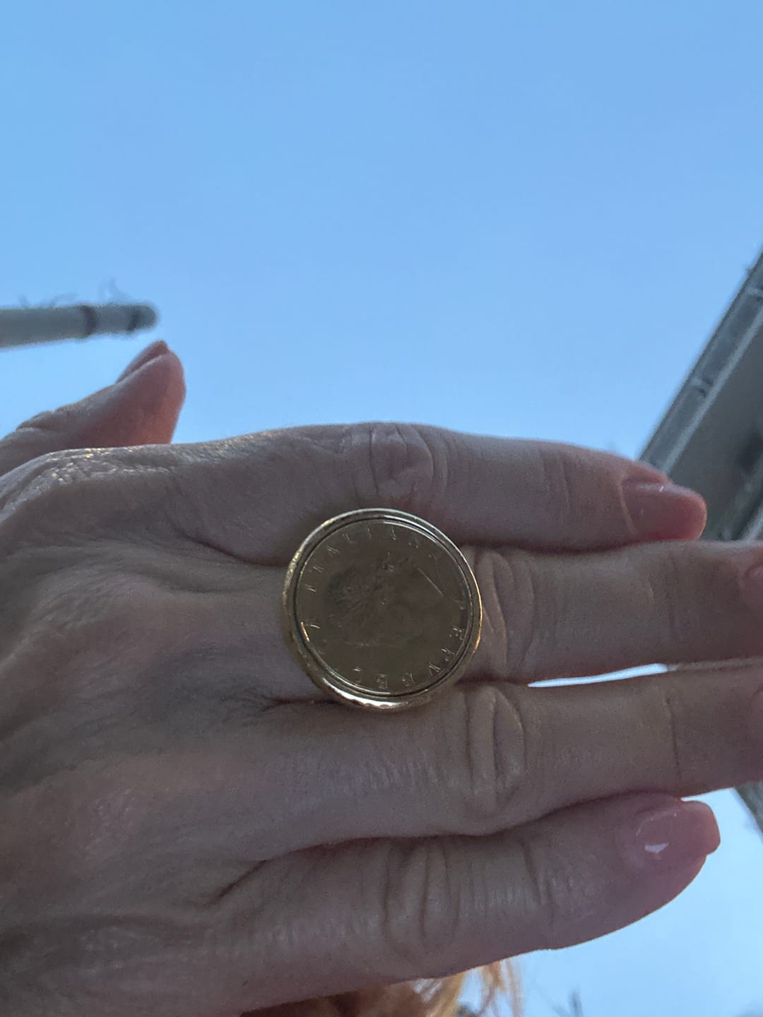 Customer photo review of Anello Chevalier Martellato con Moneta Originale