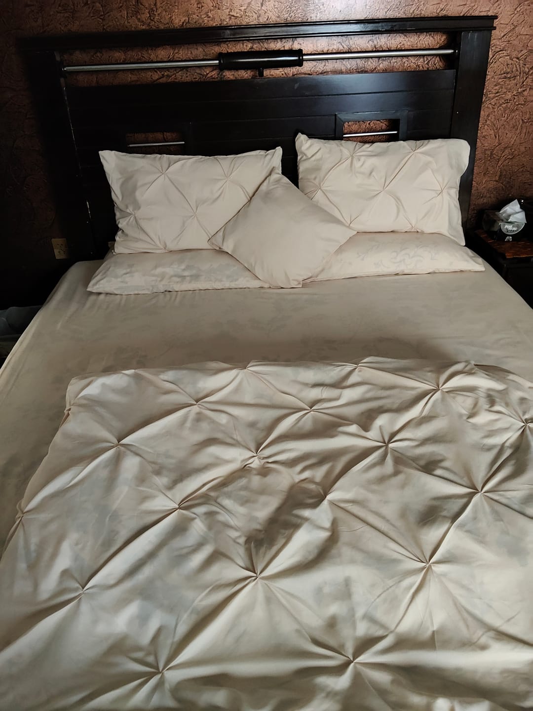 Customer photo review of CREAM PINTUCK DUVET COVERS SET 8 PCS