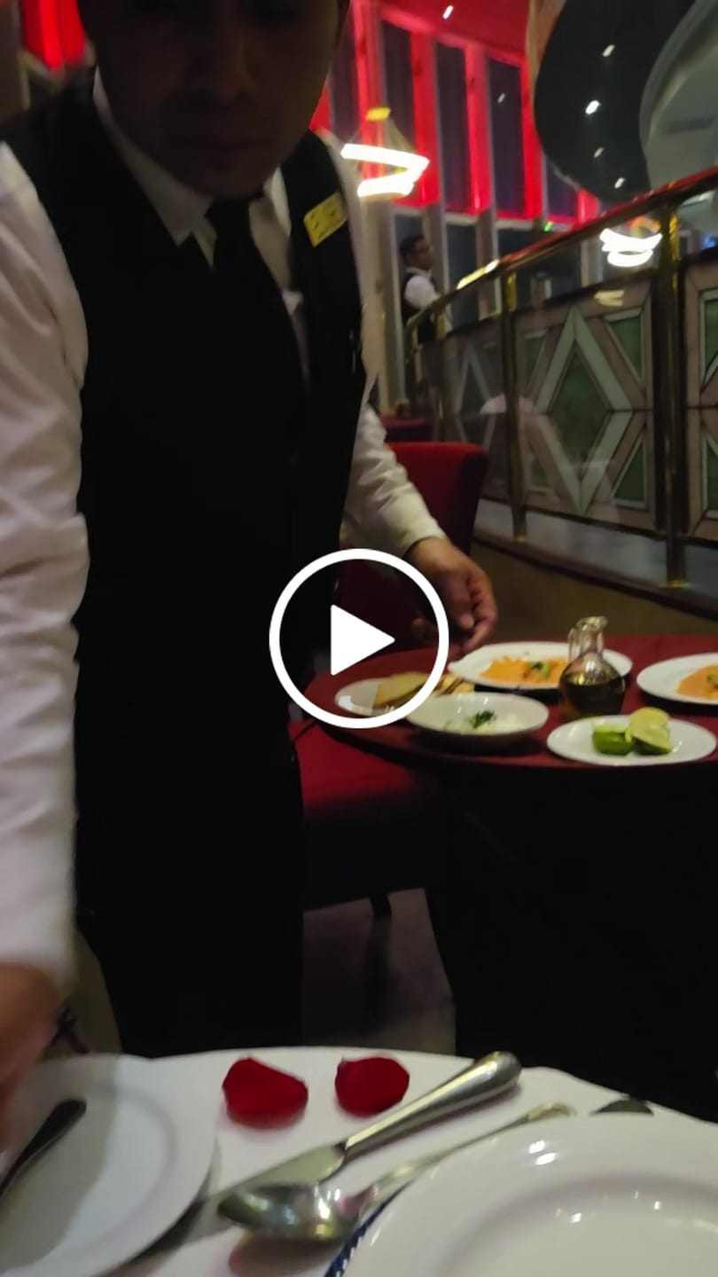 Customer video review of Menú Aniversario