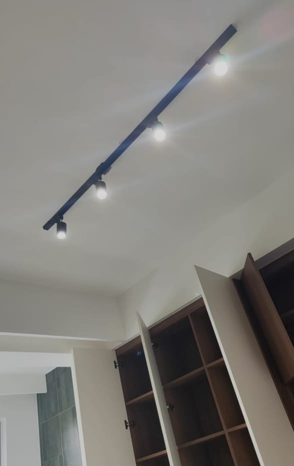 Customer photo review of Black Track Ceiling Light, Cylindrical Heads, CRI 90, 3000 K