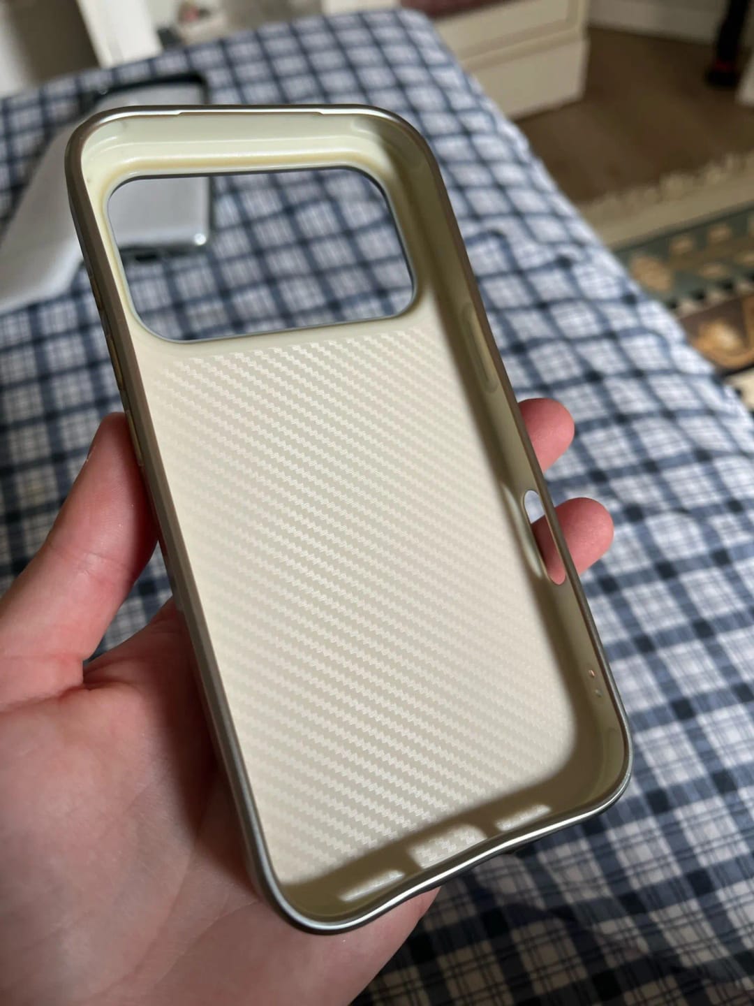 Customer photo review of 2026 Düğmeli Trend Case İphone Gri ve pembe çizgili Hello Kitty