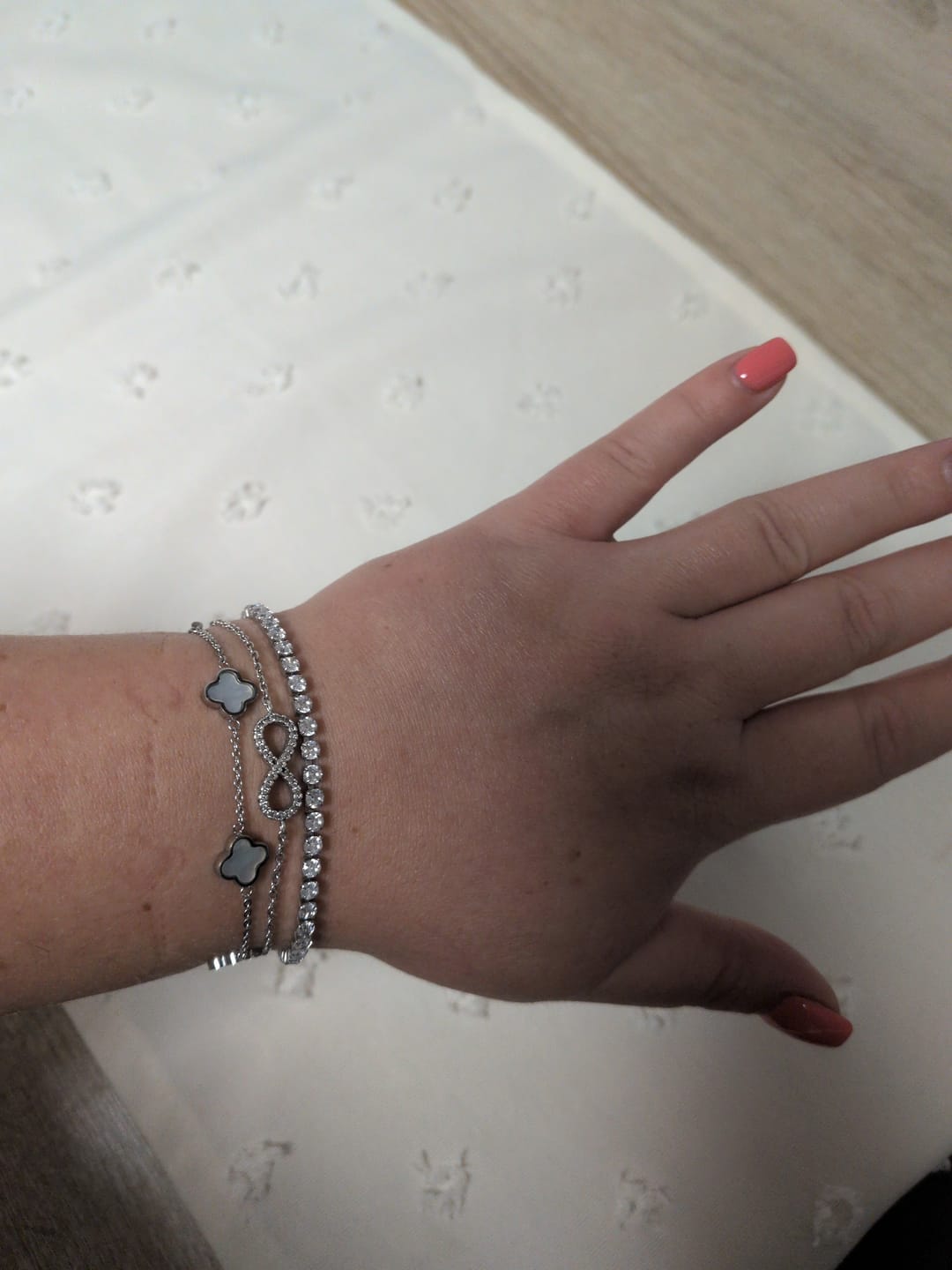 Customer photo review of Mini Clover Perlmutt Armband | 18K vergoldet