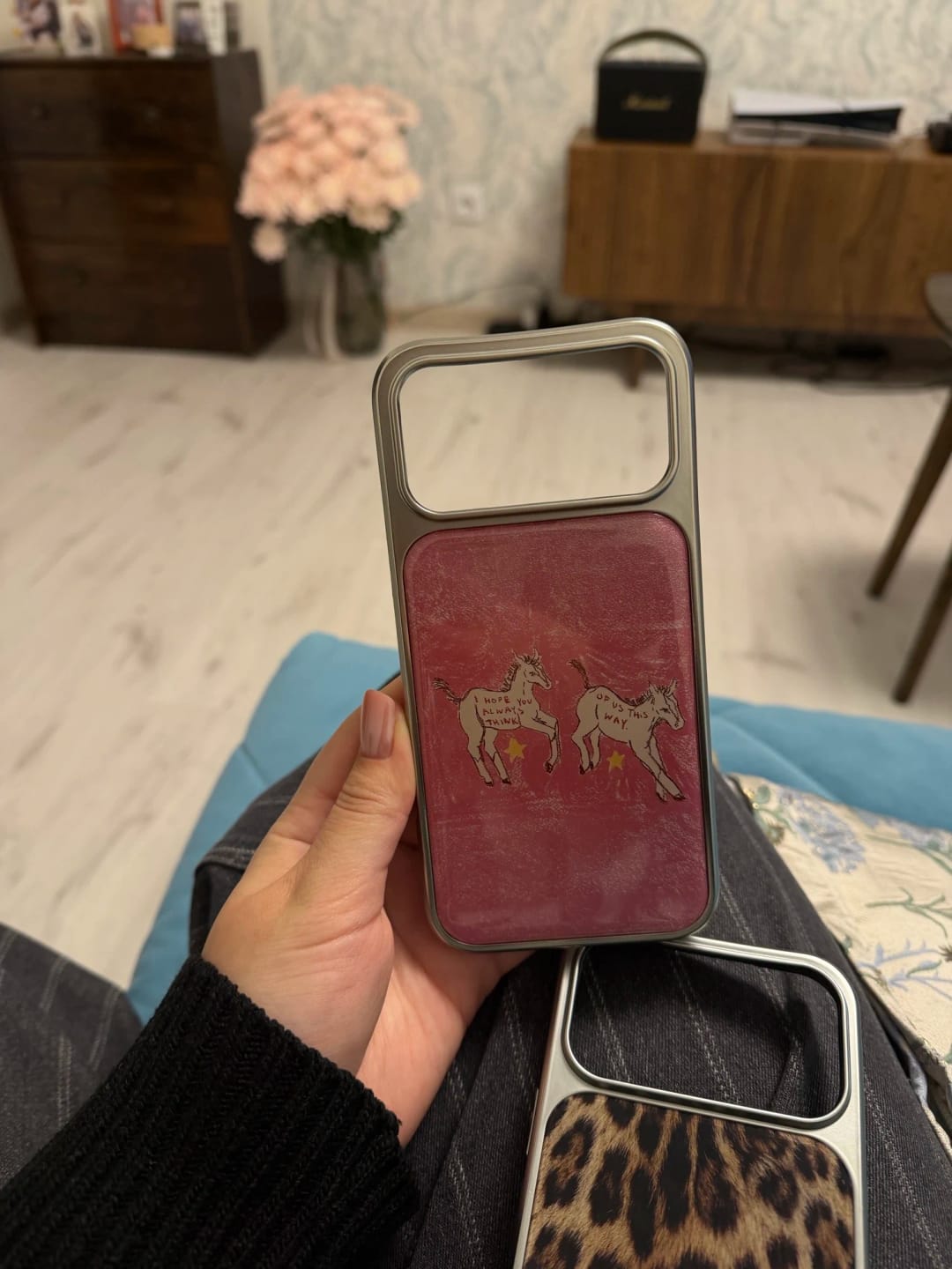 Customer photo review of 2026 Düğmeli Trend Case İphone Gri ve pembe çizgili Hello Kitty