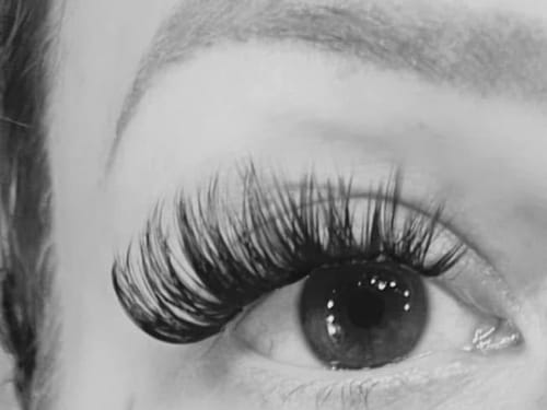 Reviewer's Auge mit applizierten Heart To Break Wimpern, die lang und voluminös wirken.