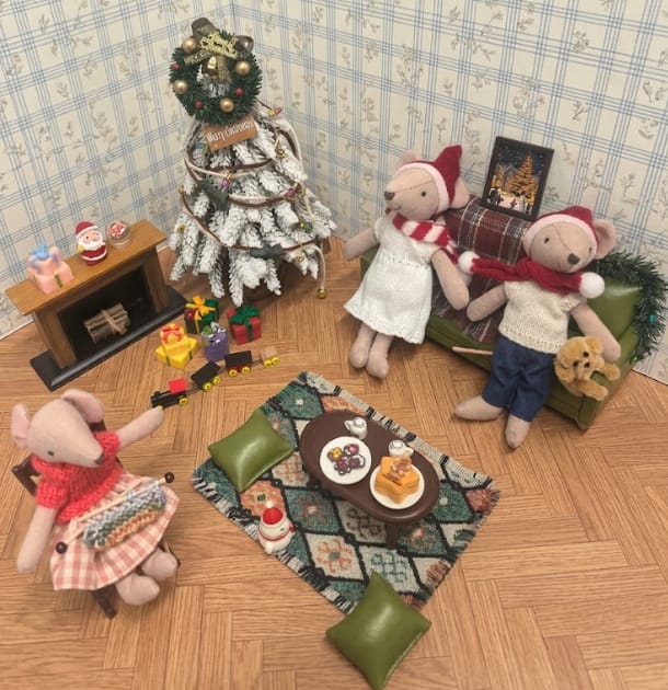 Customer photo review of Christmas Dollhouse Set: A Seat for Santa - 1:12 Scale Miniature Story-Box