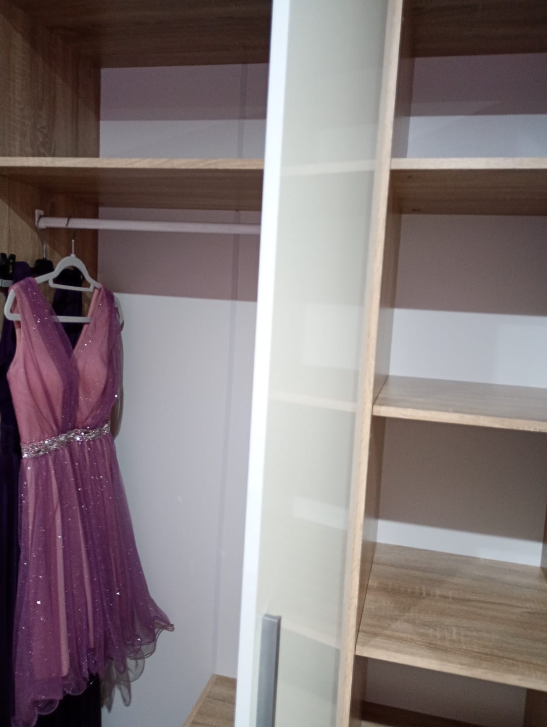 Customer photo review of Dulap LIMA S-3, alb/stejar sonoma, PAL laminat, cu 3 usi si 2 sertare, 120x52x205 cm