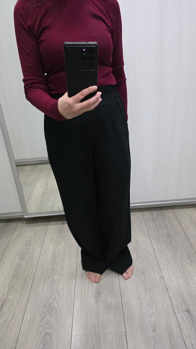 Customer photo review of Calça Reta Petúnia Preta