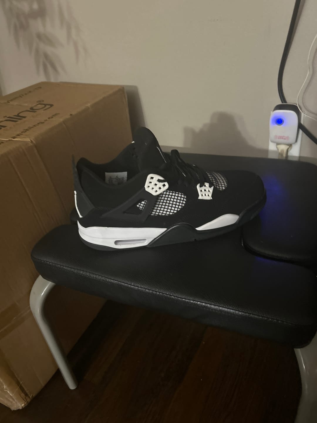 Customer photo review of JORDAN 4 RETRO x WHITE THUNDER