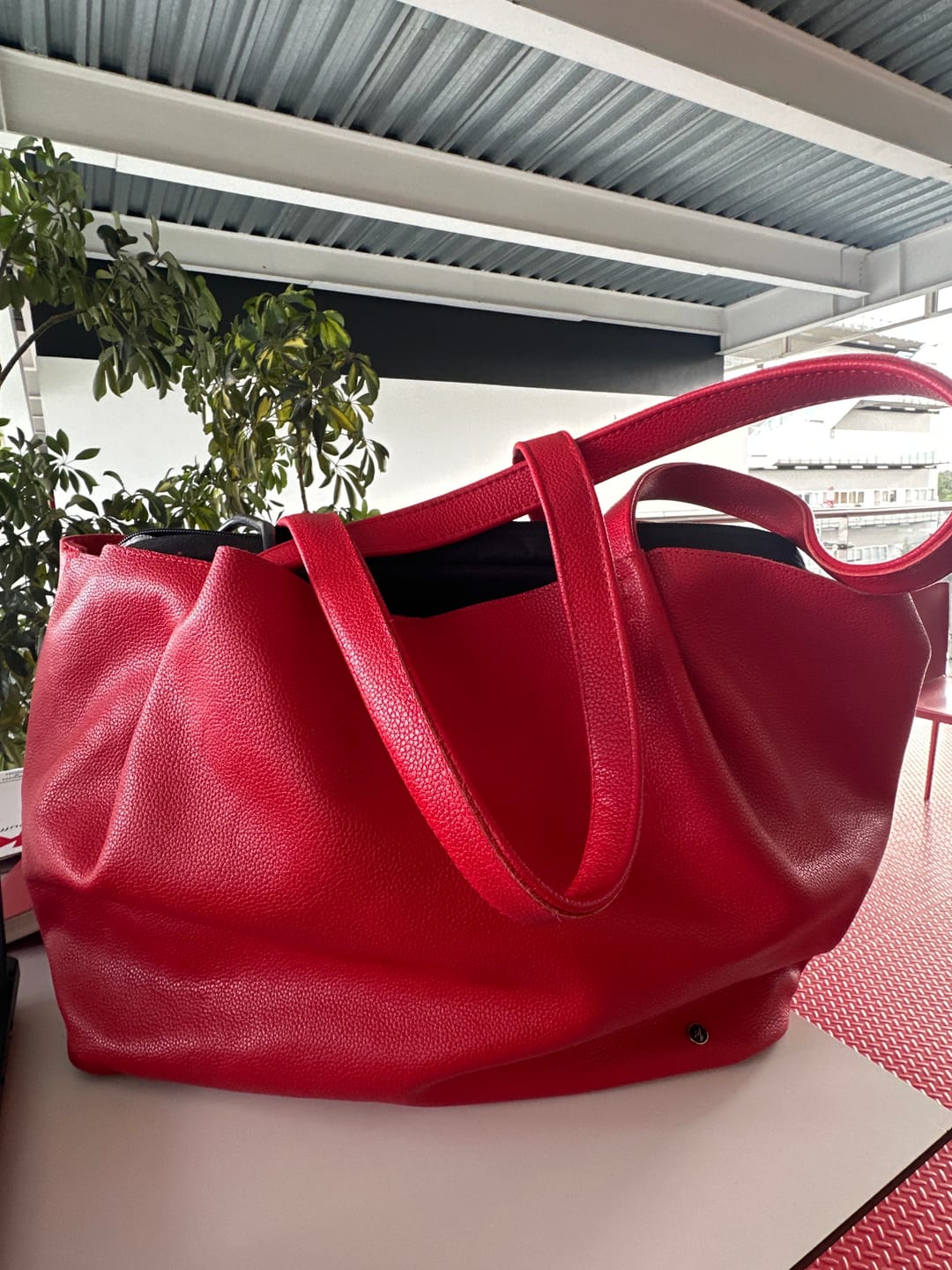Customer photo review of Bolso Oversized Tote Bag mod Bulgaria *Rojo*
