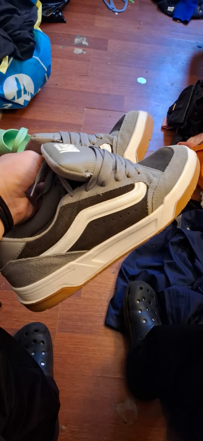 Customer photo review of Zapatillas Vans Hylane Sue Hombre Gris