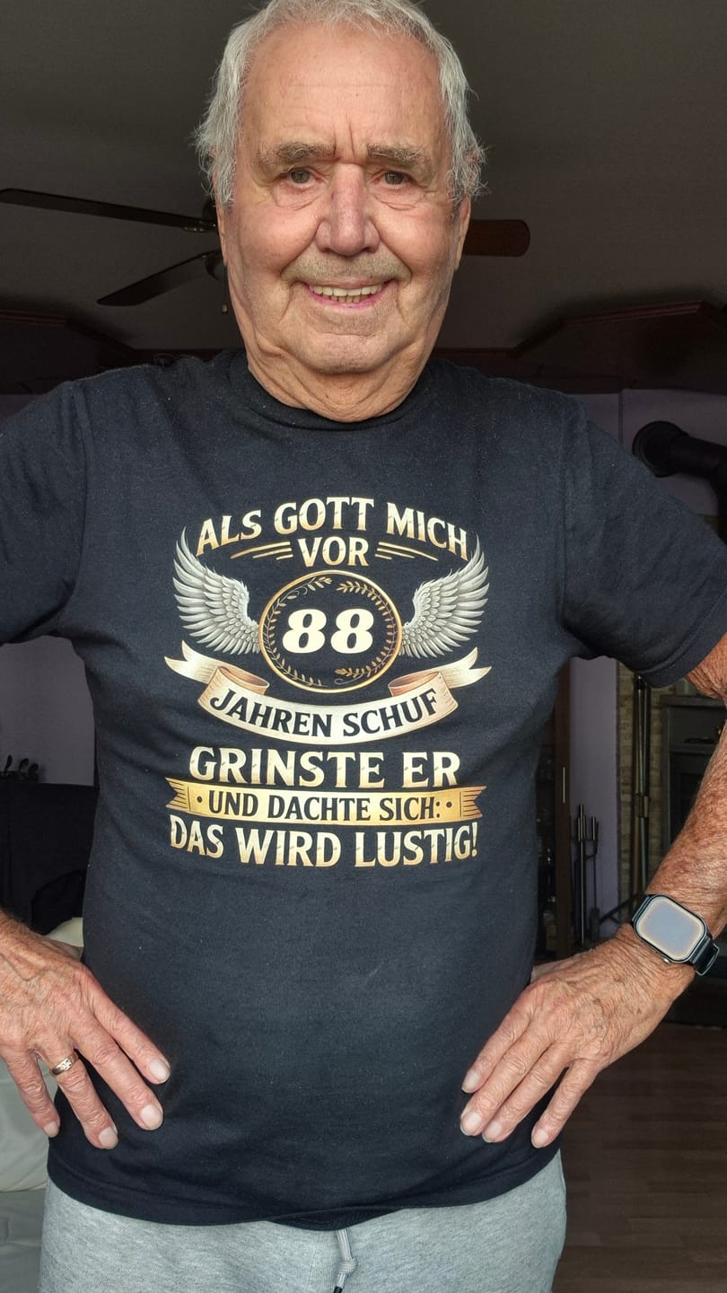 Customer photo review of Als Gott mich schuf - Personalisierbares T-Shirt