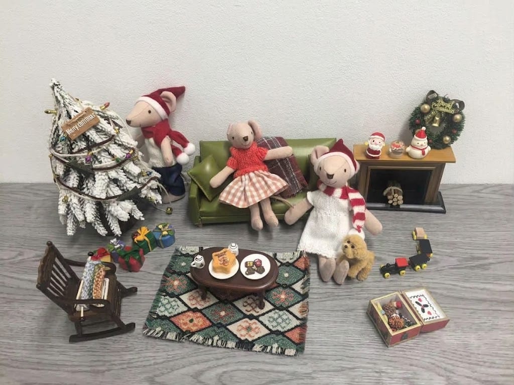 Customer photo review of Christmas Dollhouse Set: A Seat for Santa - 1:12 Scale Miniature Story-Box