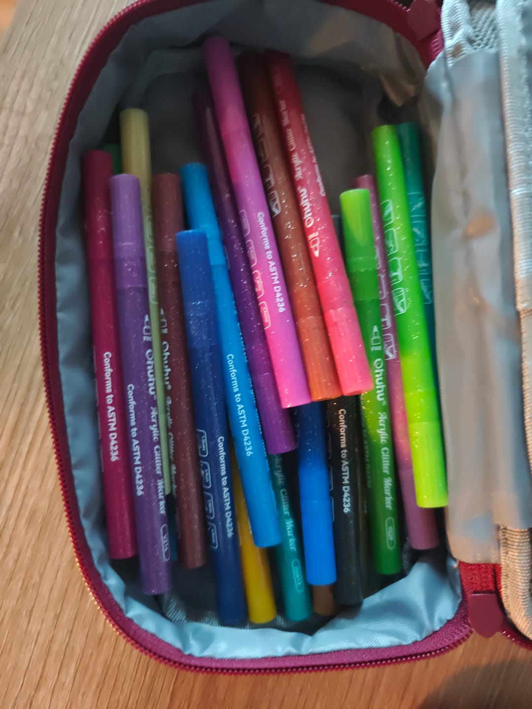 Customer photo review of Ohuhu Acrylic Metallic Glitter Markers, 24 Colors - 0.7mm & 3mm Tip Paint Pens
