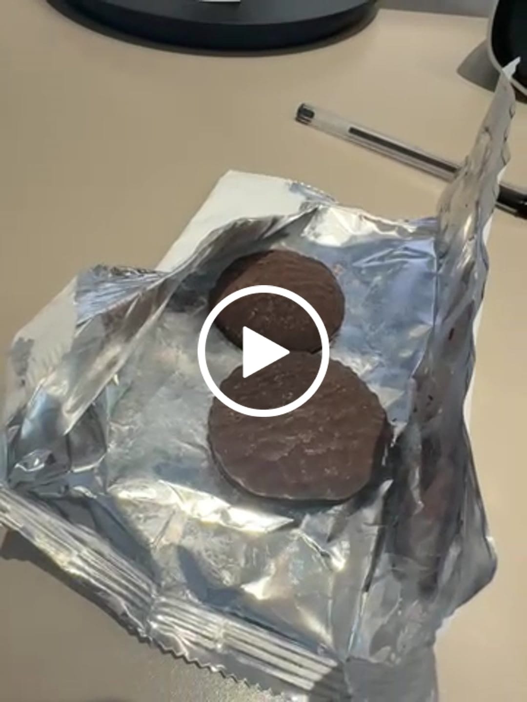 Customer video review of Biscotti proteici Nuvole ricoperti di cioccolato e arancia