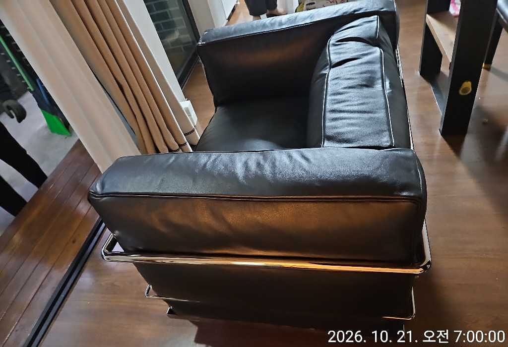 Customer photo review of LC3 - 레더 암체어