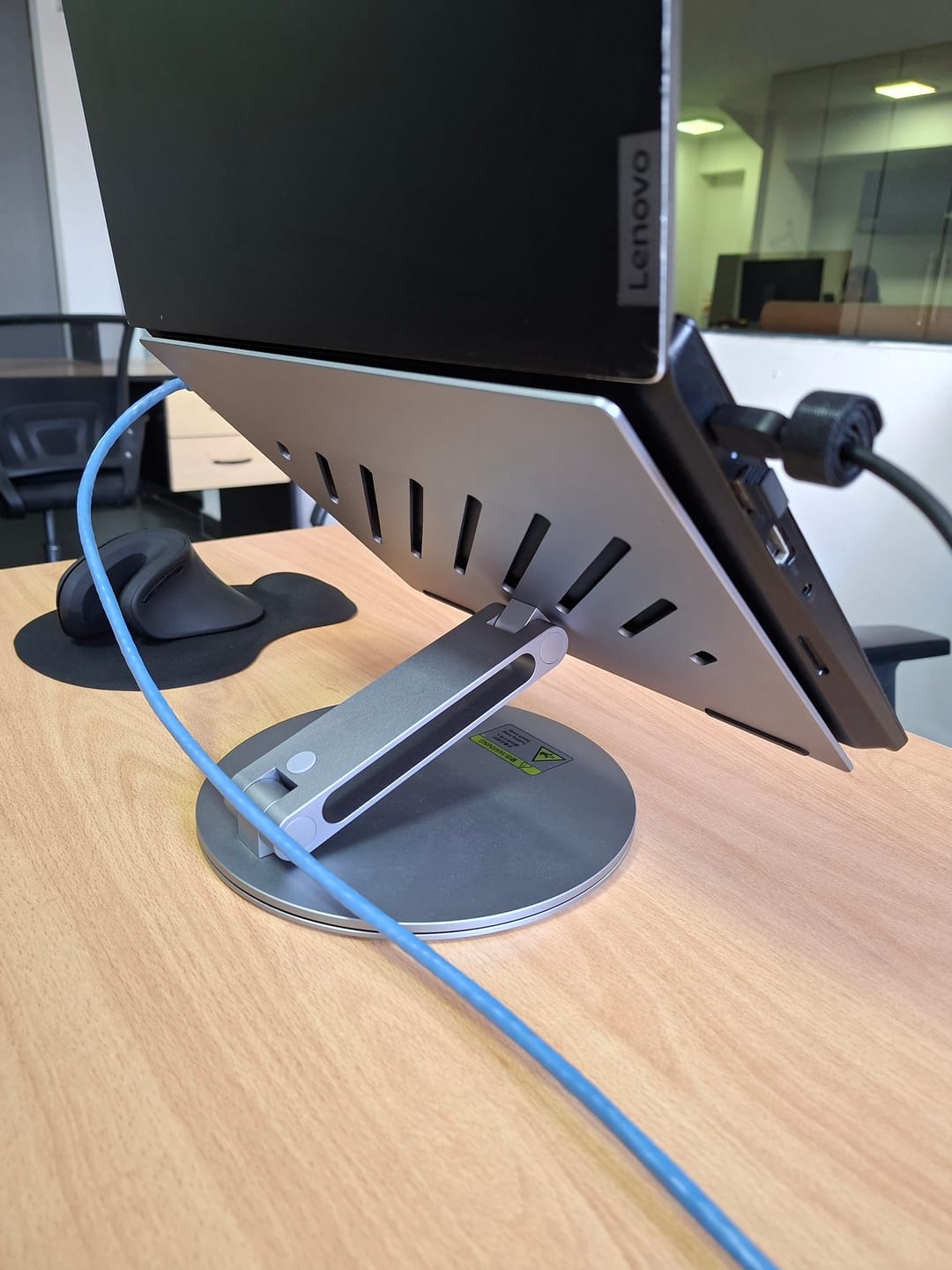 Customer photo review of Soporte Giratorio Premium para Laptop