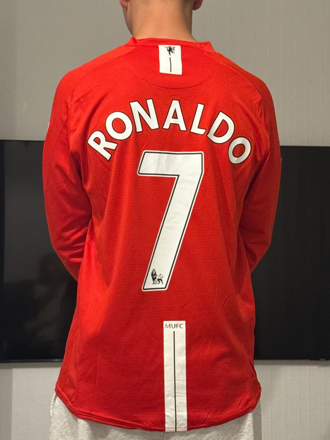 Customer photo review of Cristiano Ronaldo Manchester United 2008 EPL Retro Long Sleeve Kids Football Jersey Kit