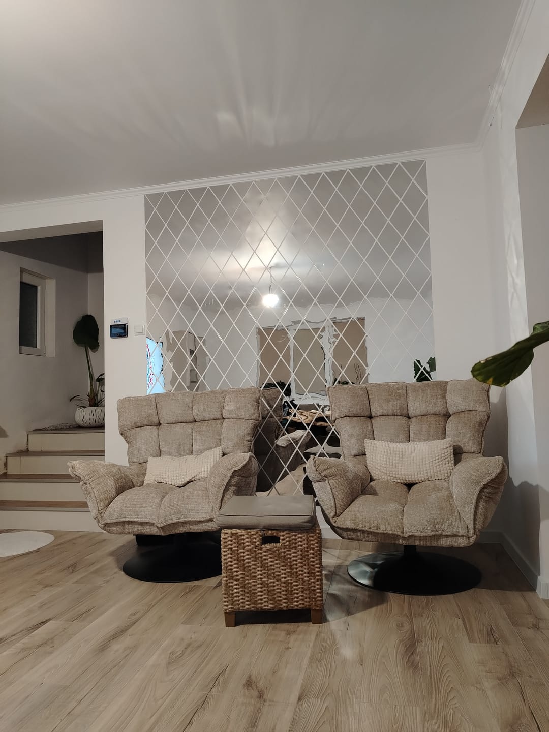 Customer photo review of Fotoliu rotativ HAGEN, bej/negru, stofa/metal, 100x90x100 cm