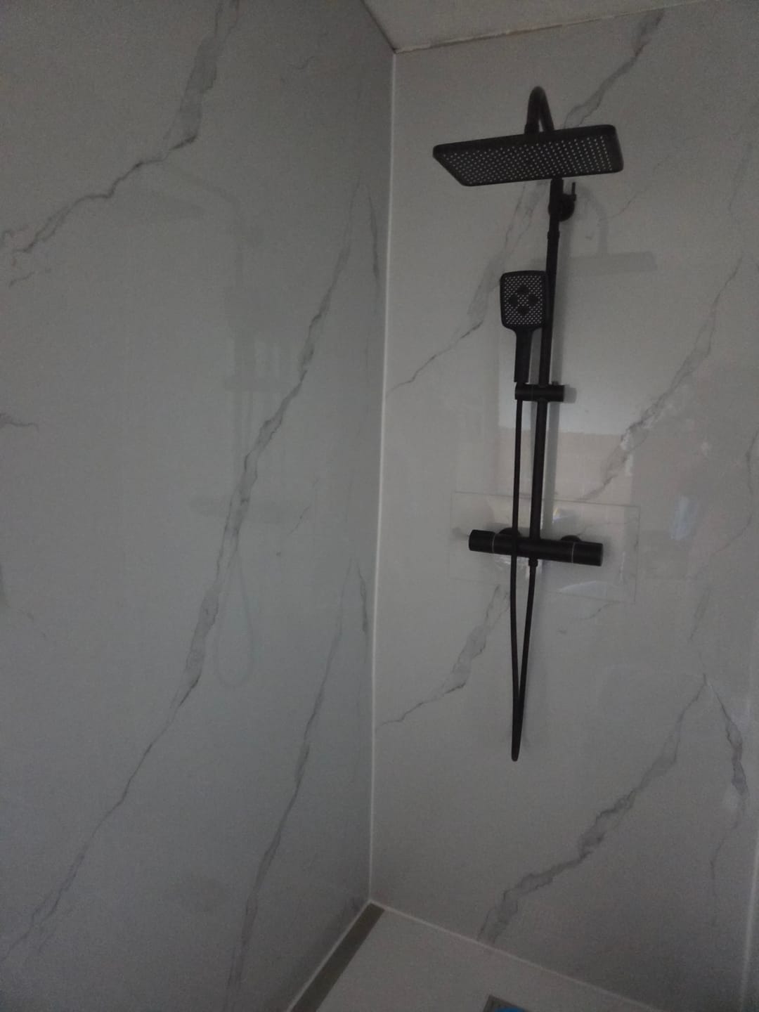 Customer photo review of Panneau PVC Effet Marbre Blanc – Étanche Salle de Bain / Douche
