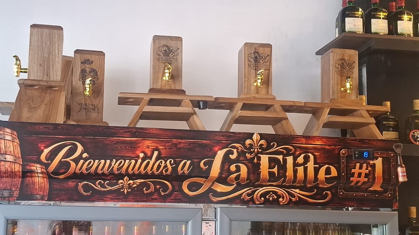 Customer photo review of Dispensador de licor Premium - Porta copas incluido