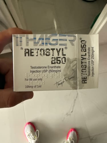 Customer's hand holding a box of Thaiger Pharma Retostyl Testosterona Enantato.