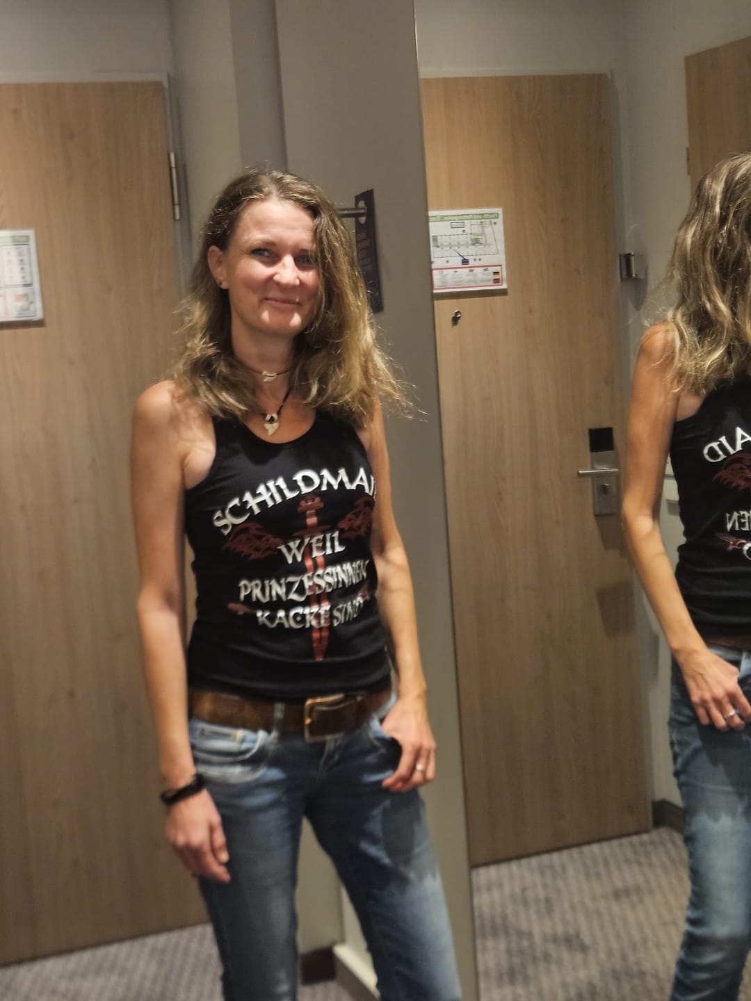 Customer photo review of Schildmaiden Tanktop Frontprint Weil Prinzessinnen Kacke sind.