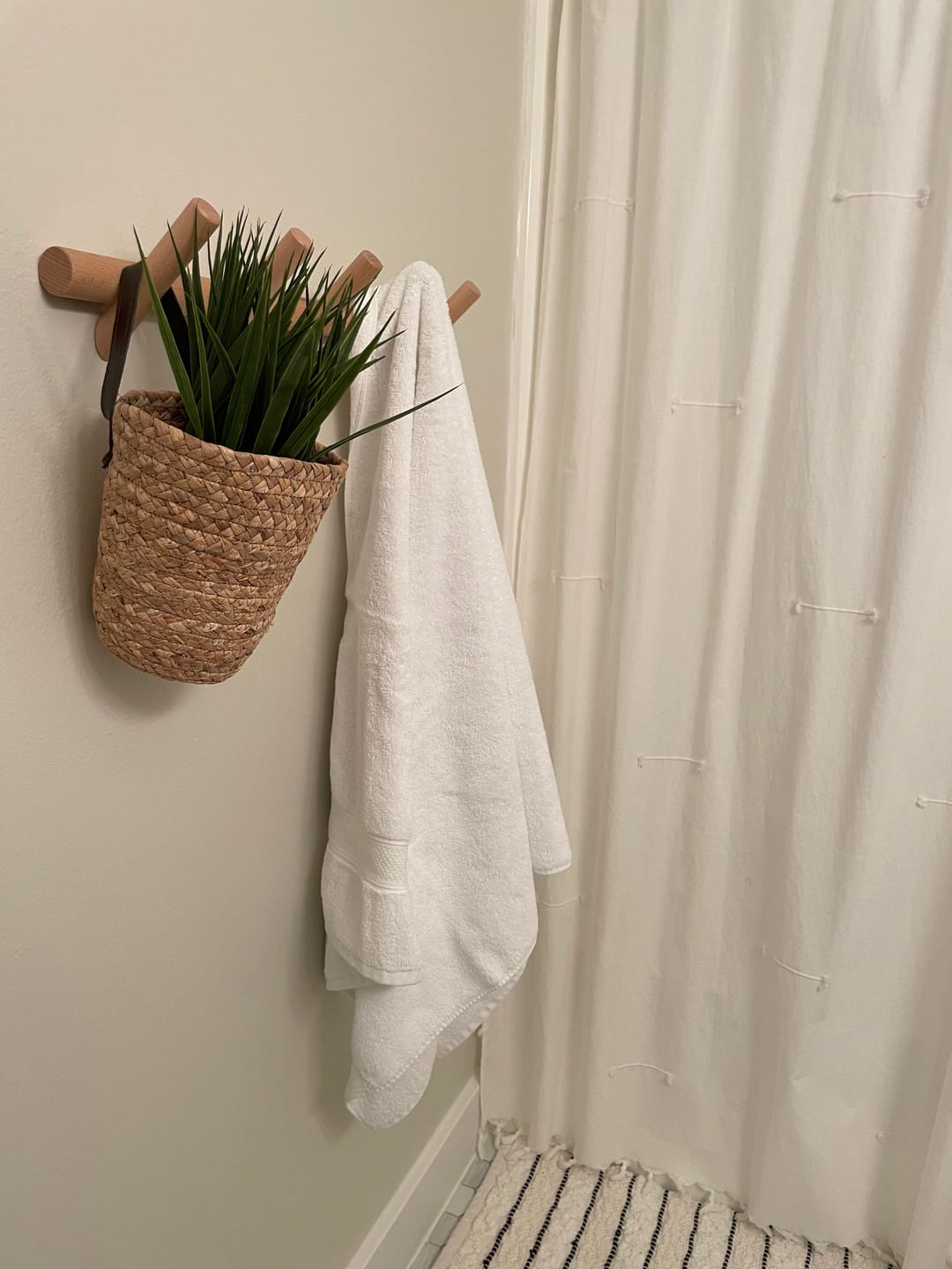 Customer photo review of Wall Coat Rack | Solid Oak Wood, 19.7 x 4.9 in | Scandinavian Wall-Mounted Hat & Accessory Organizer