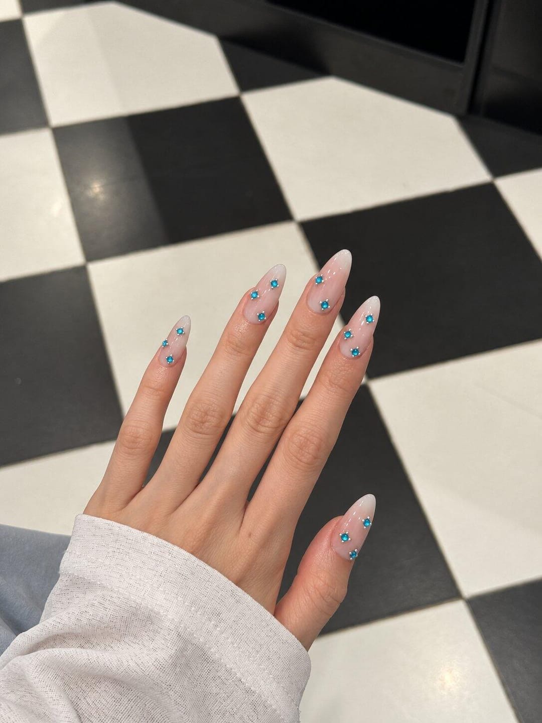 Customer photo review of Aqua Halo | Medium-Long Almond