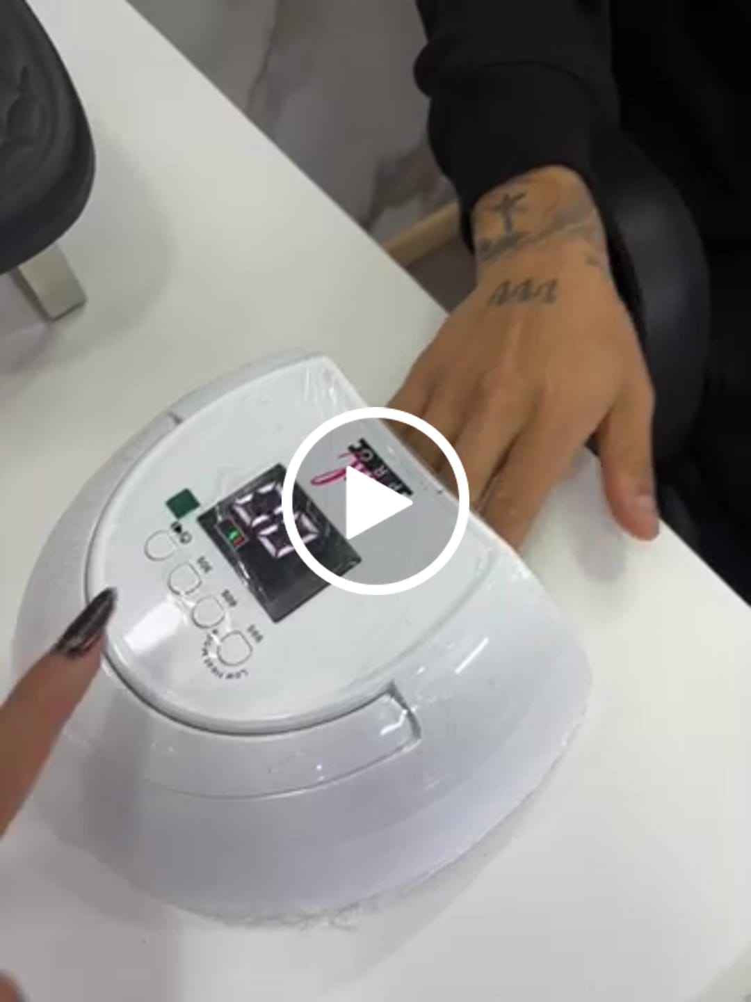 Customer video review of Lámpara Profesional Inalámbrica Nail Pro 80W LED/UV – Recargable con Sensor y Pantalla Digital